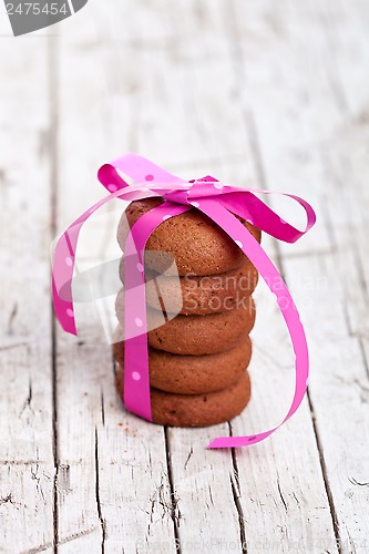 Image of chocolate cookies tied with pink ribbon