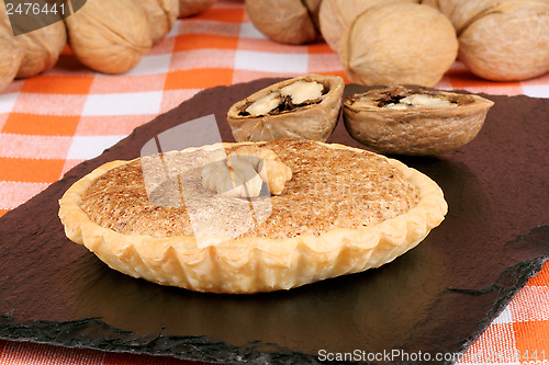 Image of Walnut mini tarts and fruits