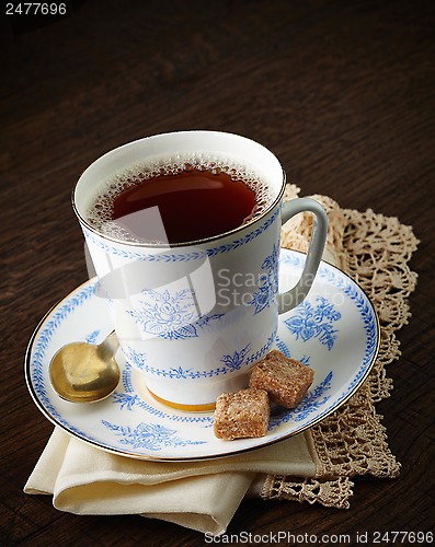 Image of tea cup and brown sugar cubes