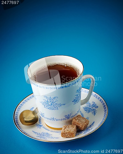Image of tea cup and brown sugar cubes