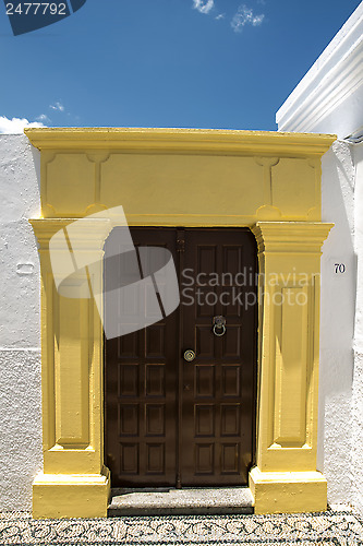 Image of Old pattern door amd white house