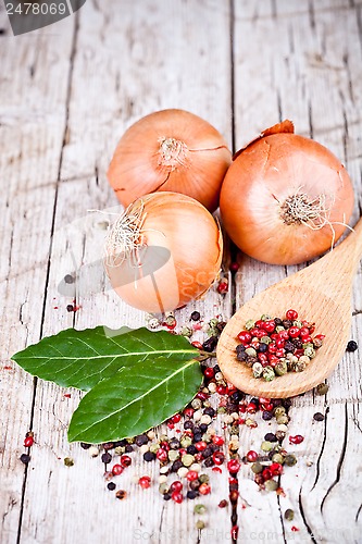 Image of fresh onions, bay leaves and peppercorns 