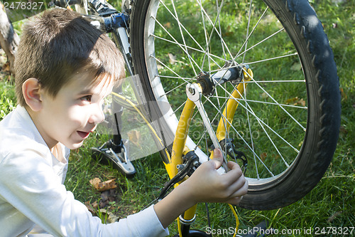 Image of Kid who fix bikes