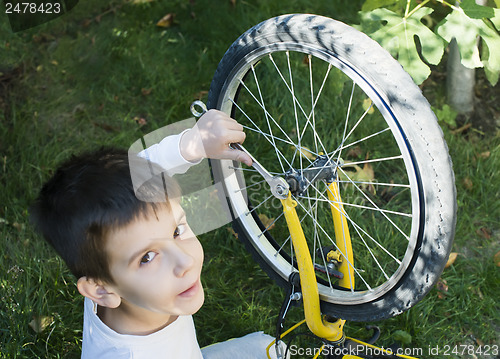 Image of Kid who fix bikes