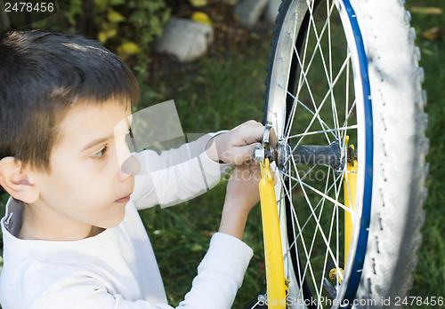 Image of Kid who fix bikes