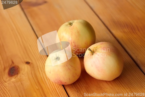 Image of Ripe apples on a wooden table