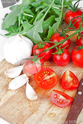 Image of fresh tomatoes, rucola and garlic 