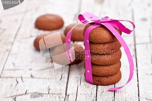 Image of stack of chocolate cookies tied with pink ribbon