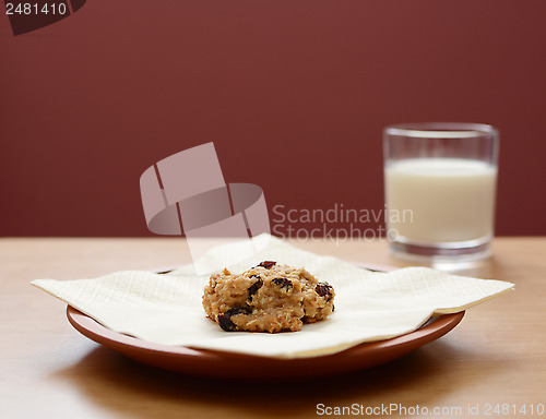 Image of Oatmeal raisin cookie with a glass of milk 