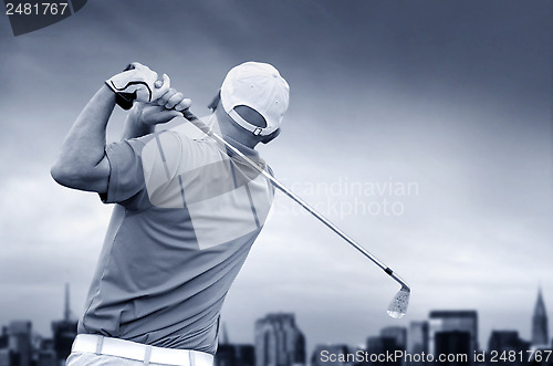 Image of golfer shooting a golf ball 