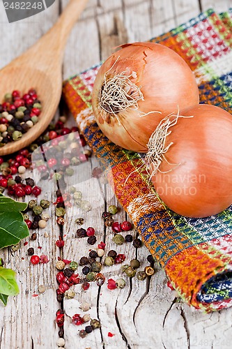 Image of fresh onions, peppercorns and bay leaves