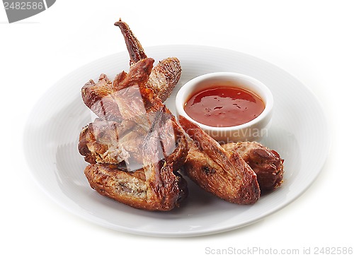 Image of chicken wings and chili sauce