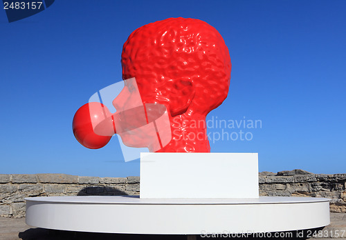 Image of Sculpture by the Sea exhibit at Bondi, Australia