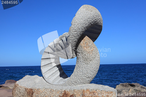 Image of Sculpture by the Sea exhibit at Bondi Australia