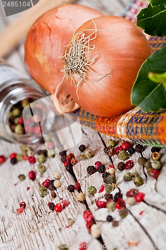 Image of fresh onions and peppercorns 