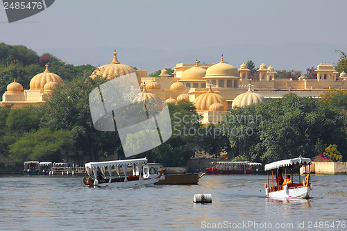 Image of boats and palace on Pichola lake