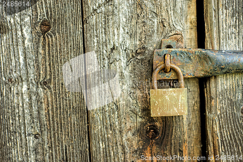 Image of old  lock at a barn