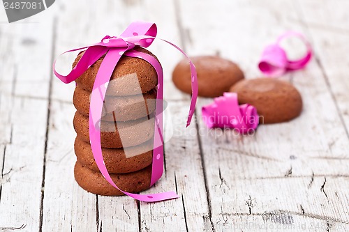 Image of stack of chocolate cookies tied with pink ribbon