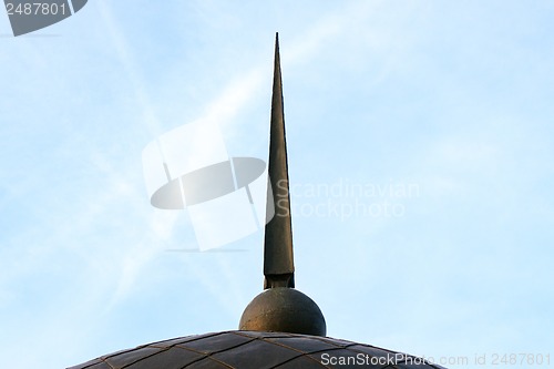 Image of spire aimed at blue sky