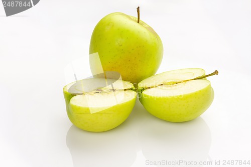 Image of whole and sliced ??apple with reflection