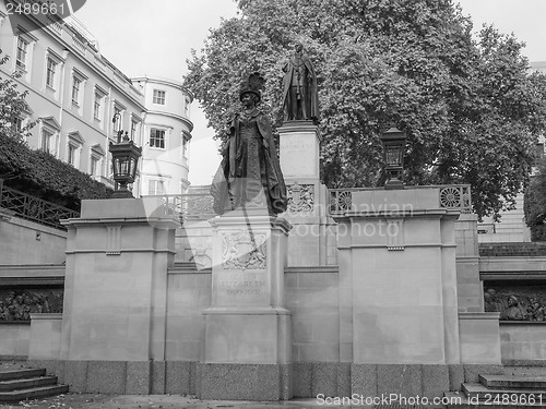 Image of George and Elizabeth monument London