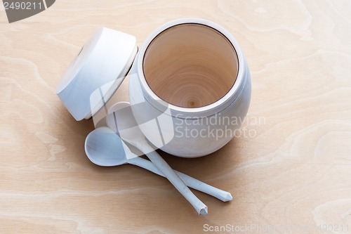 Image of a barrel of honey with spoons