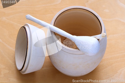 Image of a barrel of honey with spoon