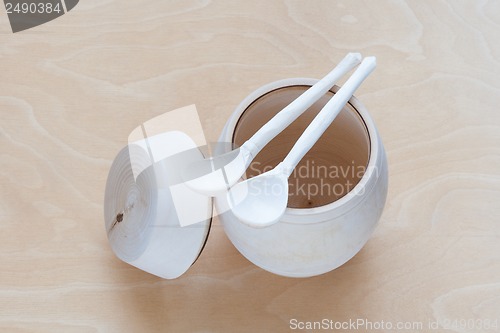 Image of a barrel of honey with spoons