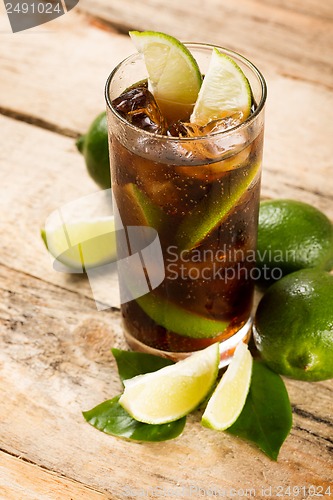 Image of cocktail with cola ice cubes and lime