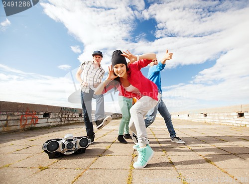 Image of group of teenagers dancing