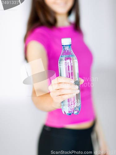 Image of sporty woman with bottle of water