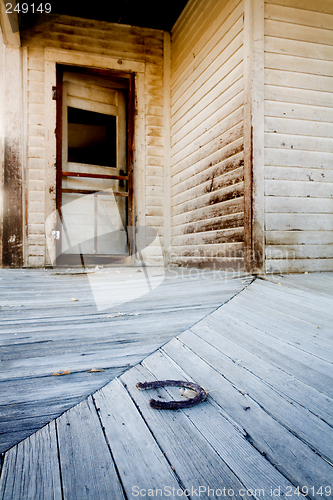 Image of porch with horse shoe