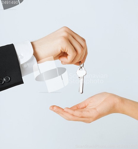 Image of man and woman with house keys