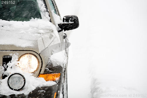 Image of SUV in snow