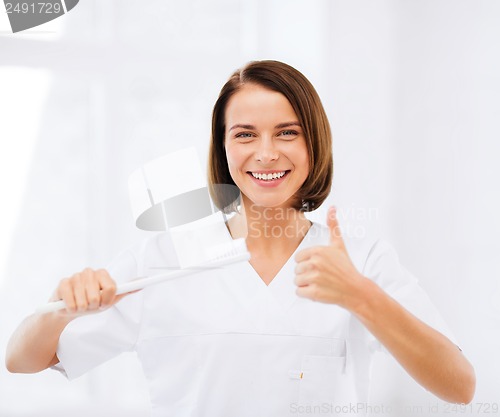 Image of dentist with toothbrush in hospital