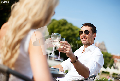 Image of couple drinking wine in cafe