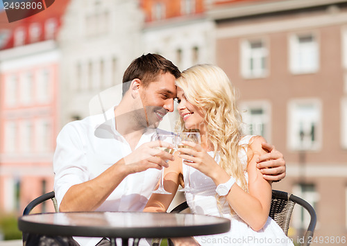 Image of couple drinking wine in cafe