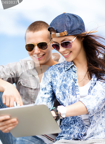 Image of teenagers looking at tablet pc