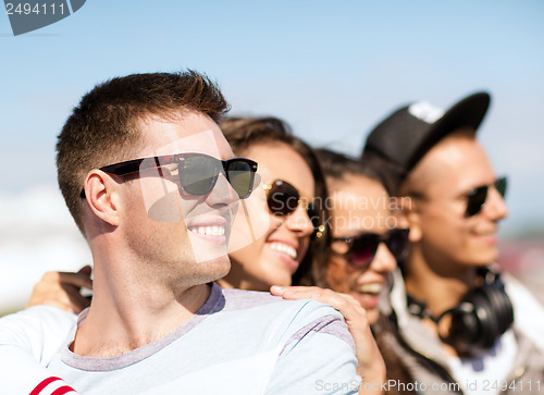 Image of group of teenagers hanging out