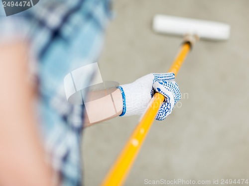 Image of man colouring the wall with roller