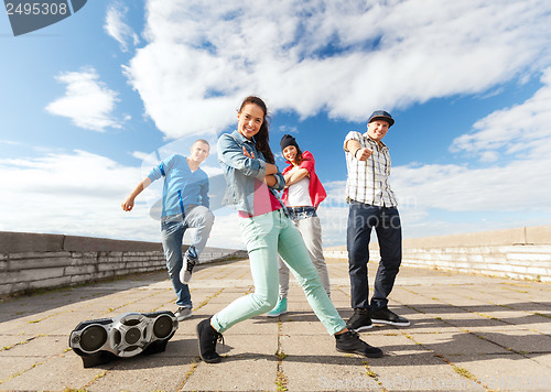 Image of group of teenagers dancing