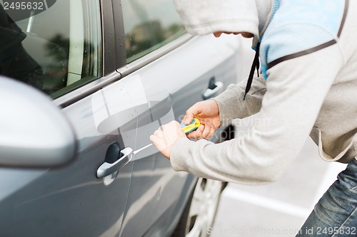 Image of thief breaking the car lock