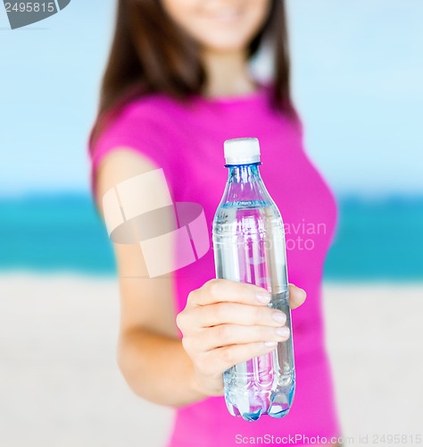 Image of sporty woman with bottle of water