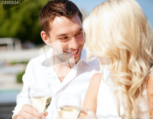 Image of couple drinking wine in cafe