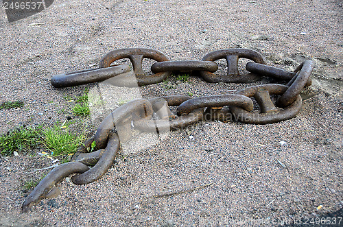 Image of chain in the harbour