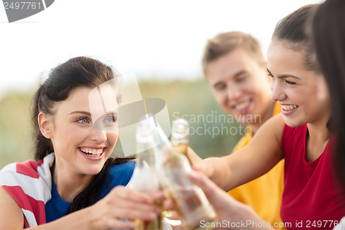 Image of women and men with drinks on the beach
