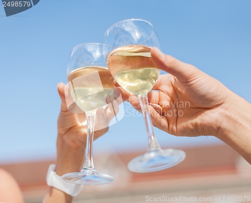 Image of couple drinking wine in cafe