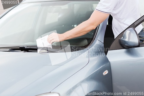 Image of parking ticket on car windscreen