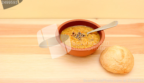 Image of Seasoned lentil soup with a crusty bread roll