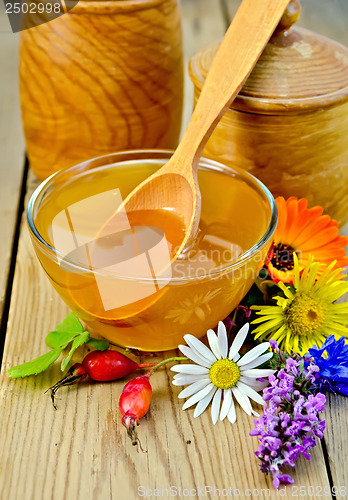 Image of Honey with flowers and briar on the board